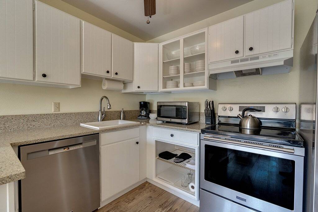 Ganze Wohnung, Vintage Golf Course View Condo near Mt. Hood/Skiing - Wood Fireplace in Welches, Mount Hood