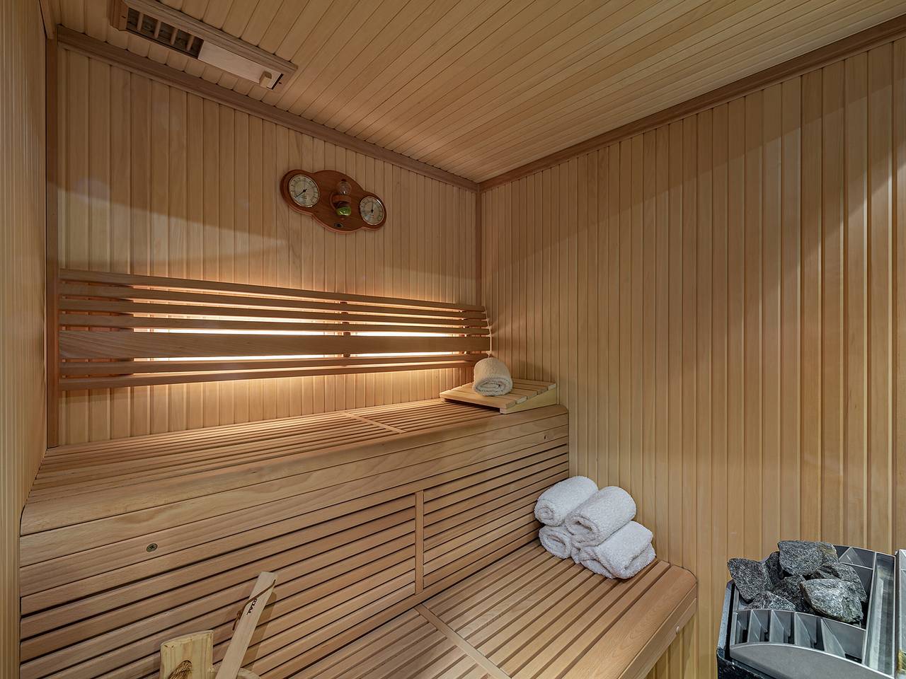 Ganze Wohnung, Charmantes Chalet für 10 Personen mit Sauna, Jacuzzi und Ski Raum in Courchevel 1550 in Saint-Bon-Tarentaise, Les Trois Vallées