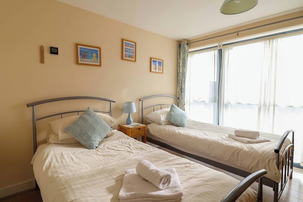 2 Driftwood, family friendly, country holiday cottage in West Bay in West Bay, Dorset