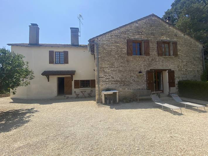 Gîte pour 8 personnes, avec piscine, animaux acceptés à Brux