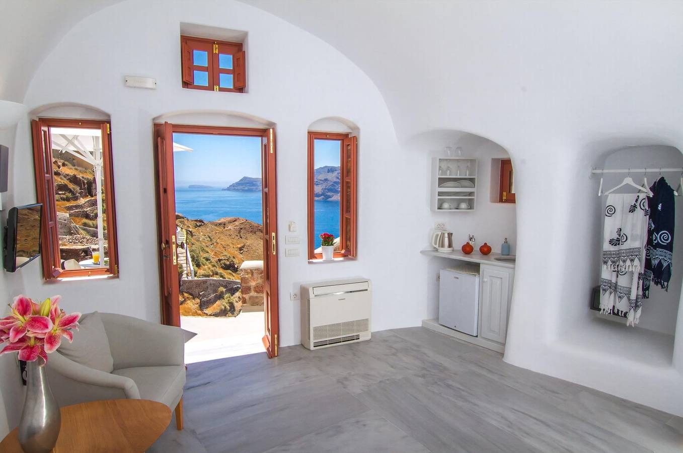 Stunning Caldera Views | Oia Mare Villas Cave Superior Studio with Outdoor Hot Tub Caldera & Seaview | Caldera Sunsets by Villamore in Ormos Ammoudiou, Oia