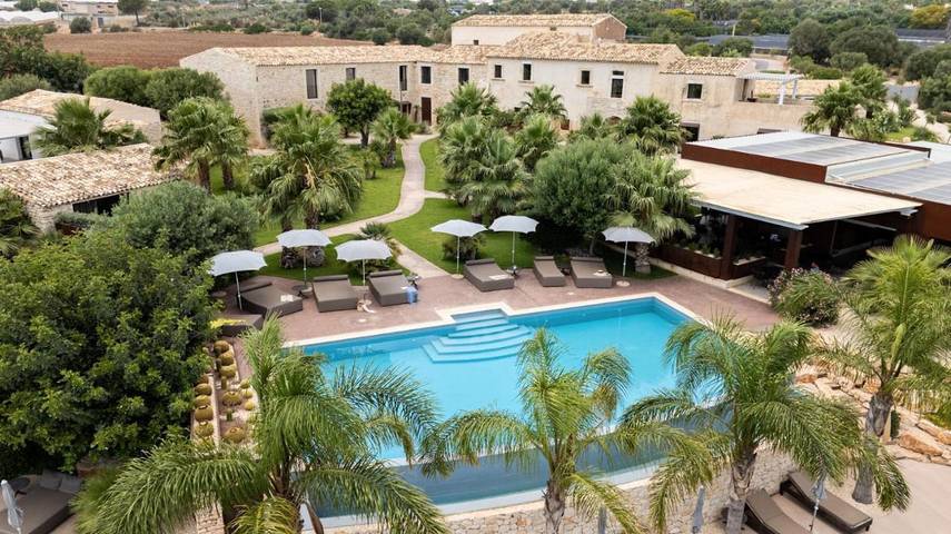 Hôtel pour 4 personnes, avec piscine et jardin ainsi que vue et sauna, animaux acceptés