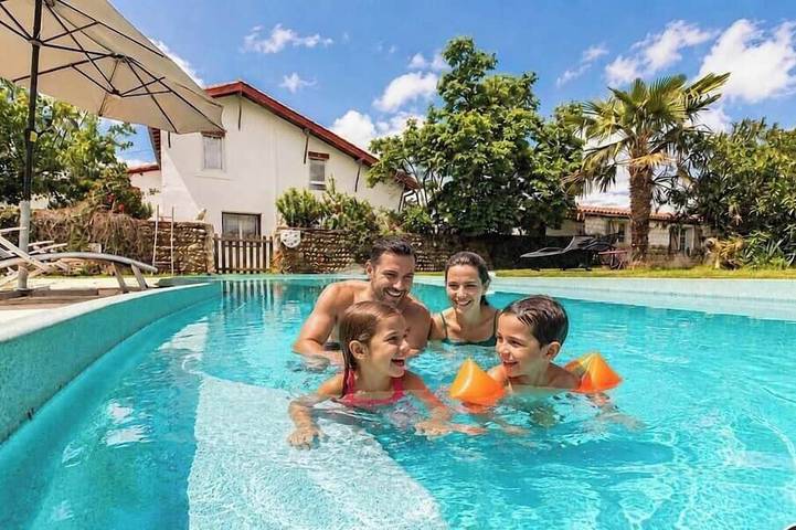 Location de vacances pour 4 personnes, avec piscine et jardin à Saint-Élix-le-Château