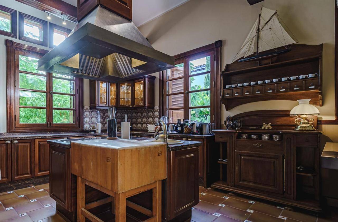 Seven-Bedroom House in Playa del Duque, Adeje