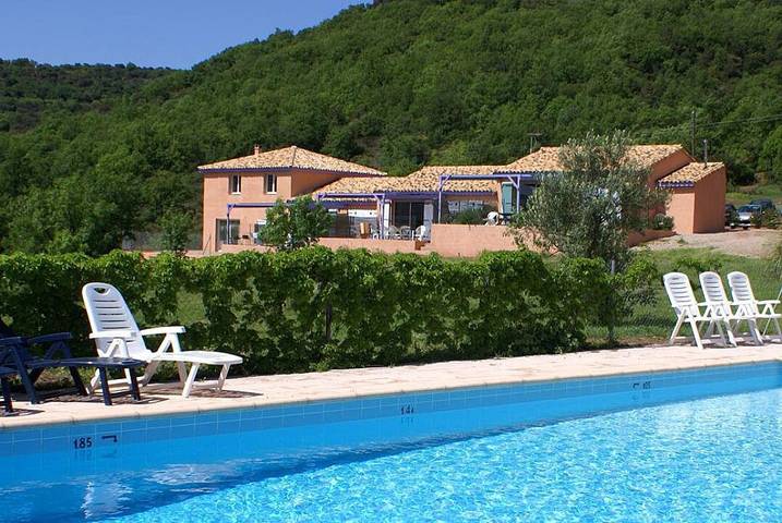 Gîte pour 6 personnes, avec jardin ainsi que terrasse et piscine
