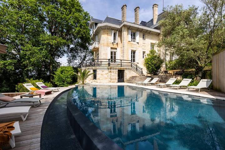 Maison d’hôte pour 16 personnes, avec Balcon et Terrasse ainsi que Jardin et Piscine à Lormont