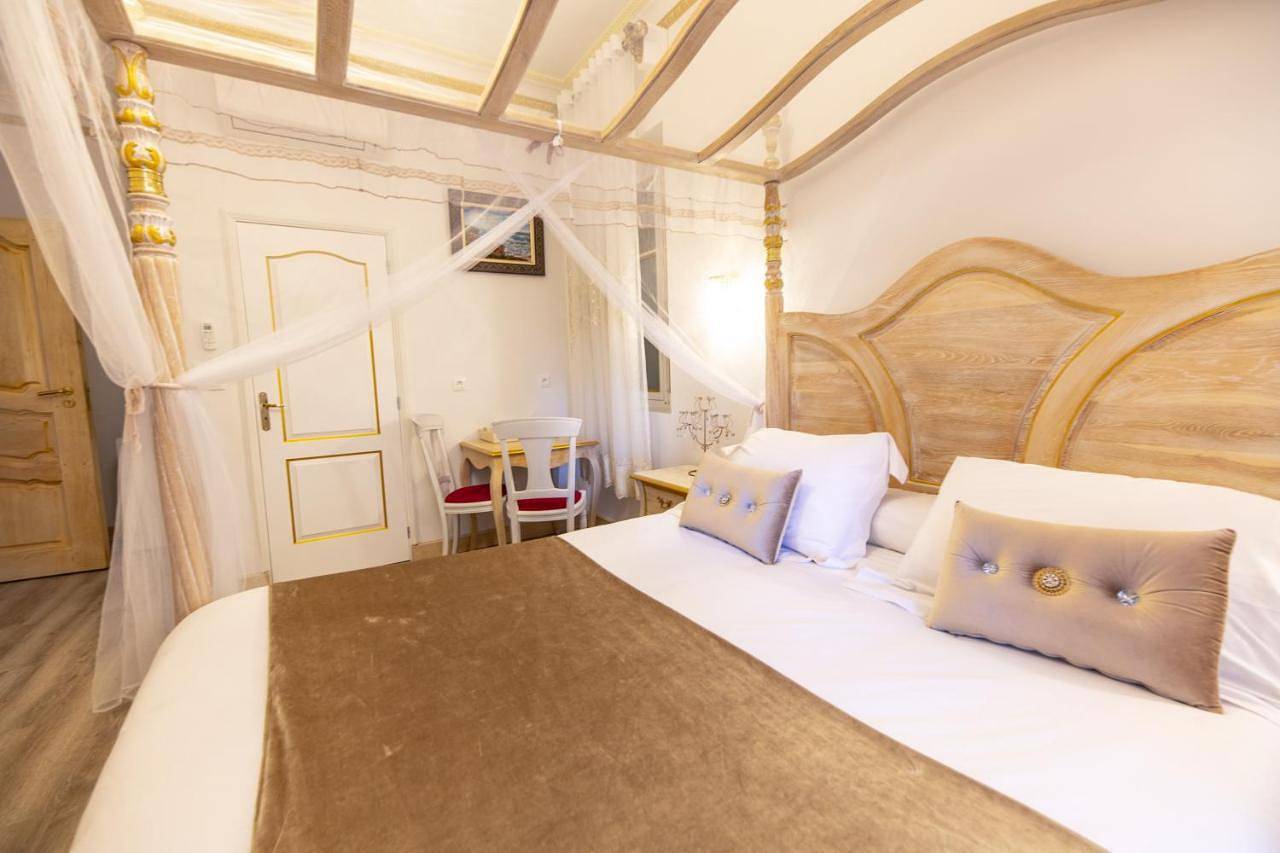 Chambre a Baldaquin Maison de L'Église Du couvent in Narbonne, Côte méditerranéenne (France)