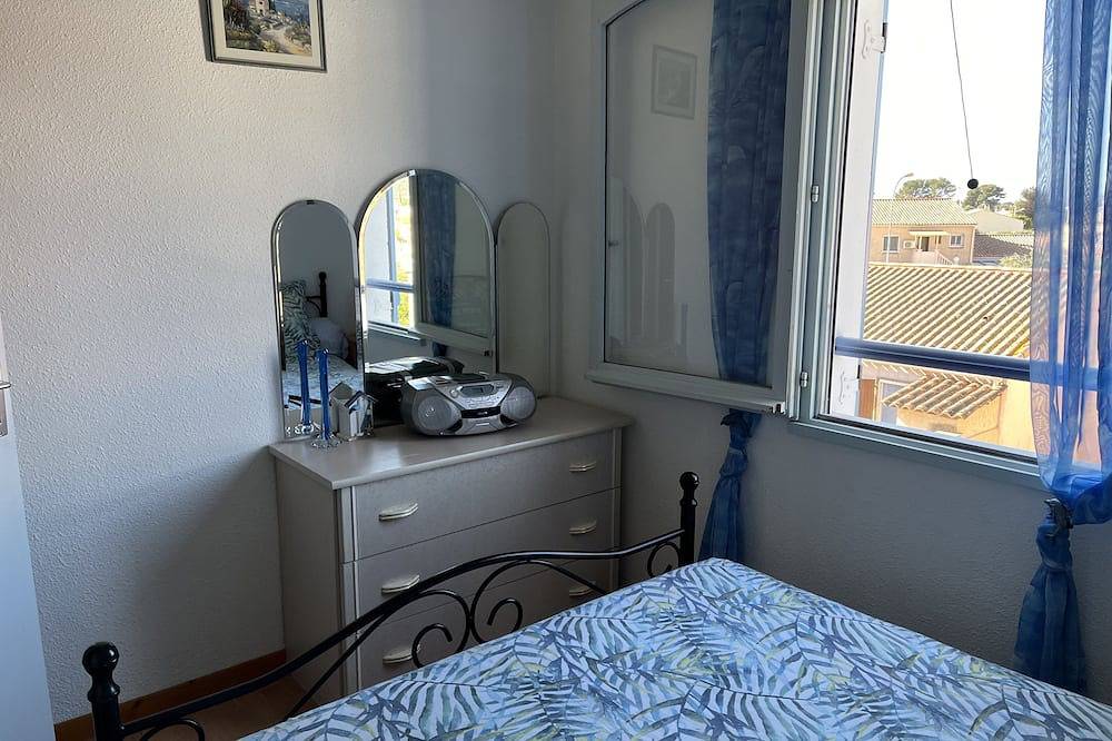 Un nido acogedor, para las vacaciones, en amarillo y azul. in La Londe-les-Maures, Region de Toulon