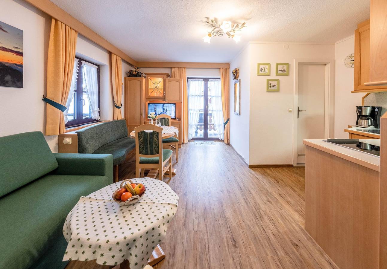 Ganze Wohnung, Ferienwohnung 'Nr 1 Wetterstein' mit Bergblick, Balkon und Wi-Fi in Krün, Bayerische Alpen