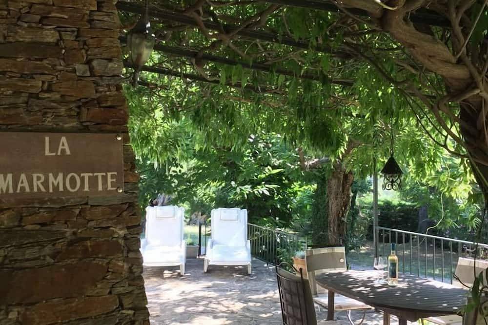 Appartement entier, Joli appartement dans une superbe maison en pierre sur un grand terrain calme in La Garde-Freinet, Côte méditerranéenne (France)