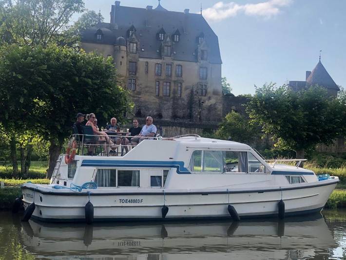 Bateau pour 4 personnes, avec Terrasse et Vue à Châtillon-en-Bazois