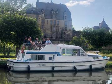 Bateau pour 4 personnes, avec terrasse et vue à Châtillon-en-Bazois