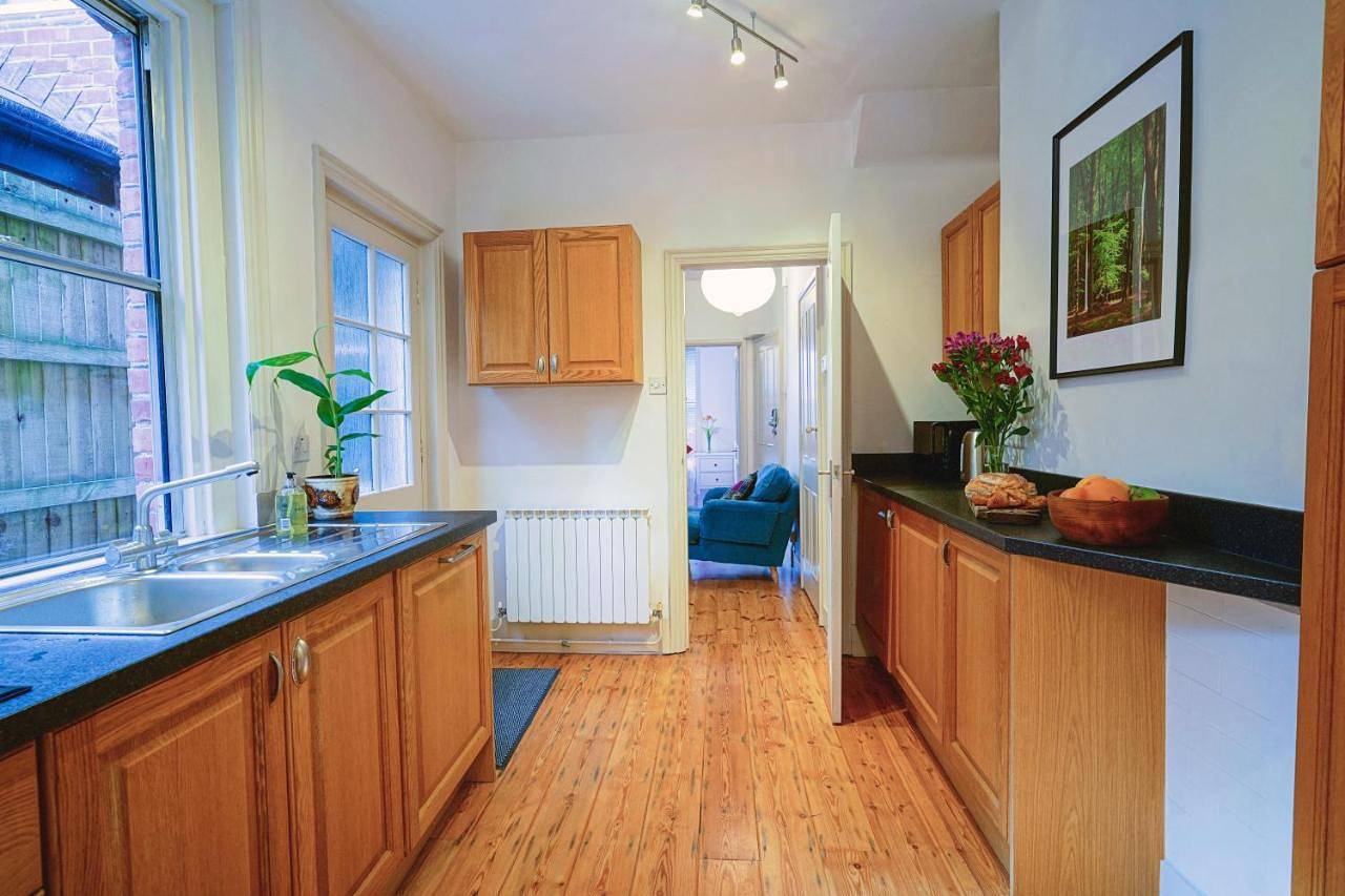 Entire apartment, Cosy 1-Bed Escape with Free Parking - At Hem in Winchester, South Downs