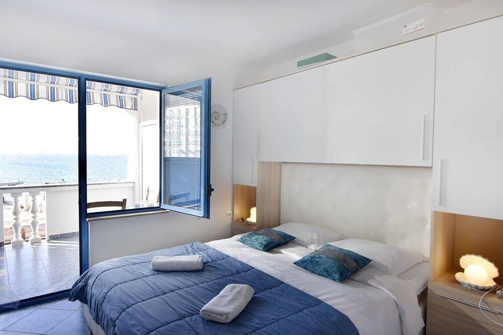 Entire apartment, Studio flat with balcony and sea view Savudrija, Umag in Umag, Umag Region