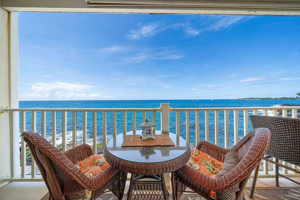Ganze Wohnung, Hale Kona Kai 213 - Absolute Oceanfront Condo in Town - Big Wrap Around Lanai in Aloha Kona, Kailua-Kona
