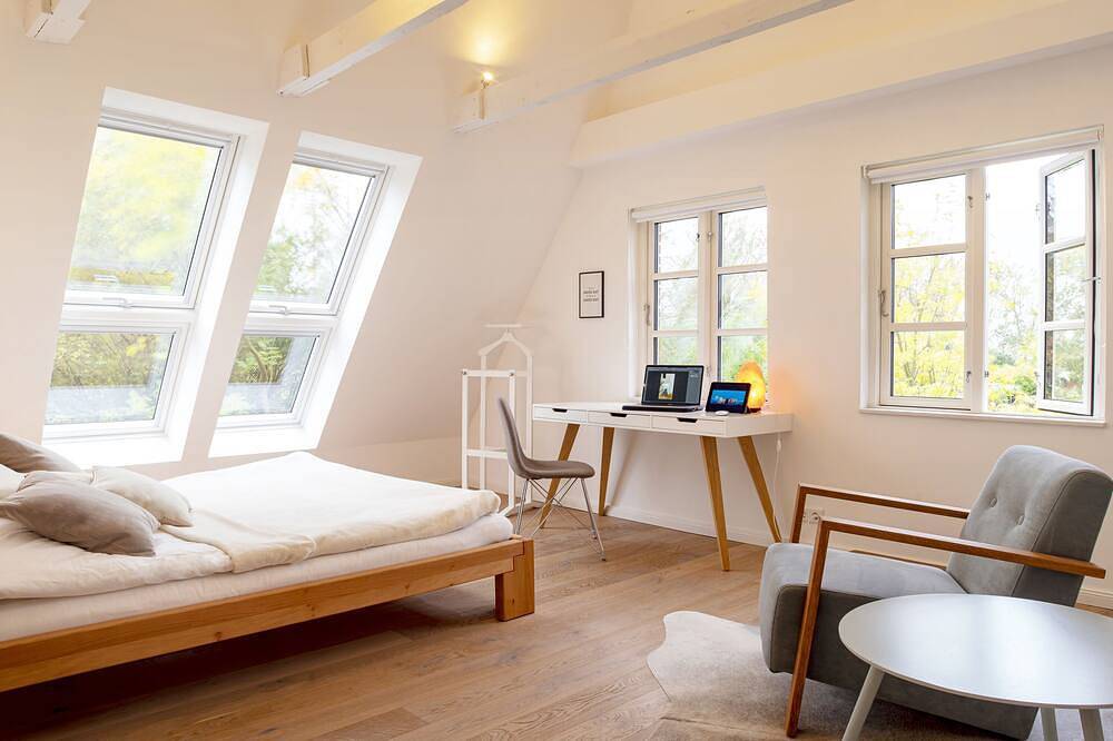 Ferienhaus Johannisnest: Sauna & Kamin, große Wiese, Südterrasse mit Gasgrill in Poppenbüll, Eiderstedt