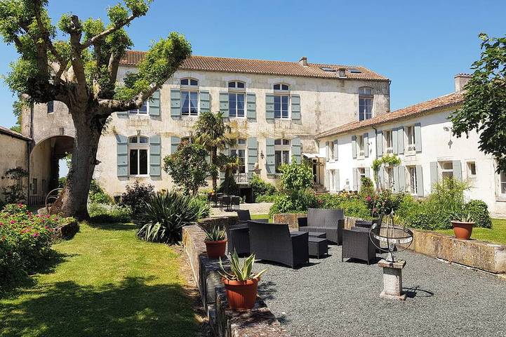 Gîte pour 5 personnes, avec piscine ainsi que terrasse et jardin à Asnières-la-Giraud