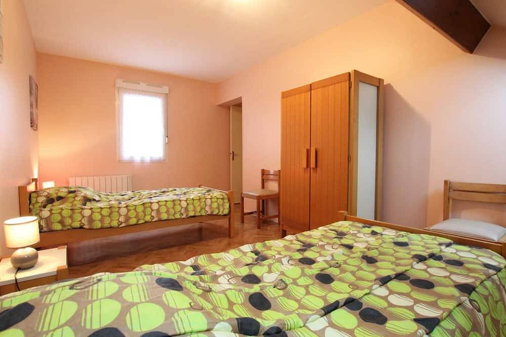 Maison mitoyenne à Surtainville: 4 chambres, proximité mer, animaux acceptés in Surtainville, Côte de la Déroute