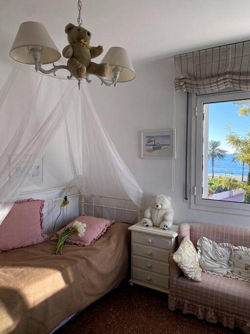 Casa de vacaciones para 12 personas, con vistas además de piscina y jardín en Coma-ruga