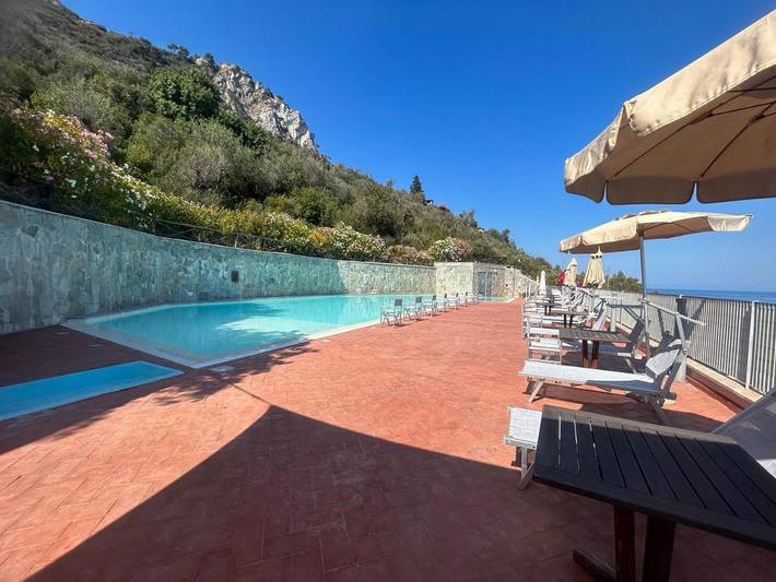 Appartement de vacances pour 2 personnes, avec vue et piscine ainsi que terrasse et bassin pour enfant