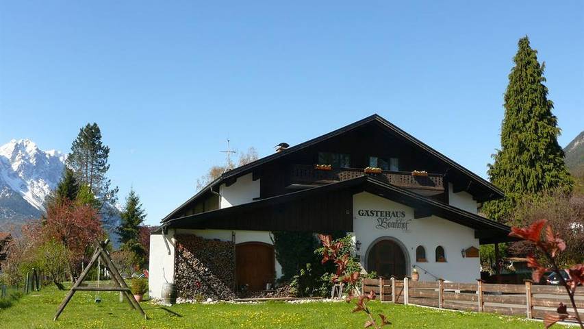 Vacation apartment for 2 people, with terrace and yard in Garmisch-Partenkirchen