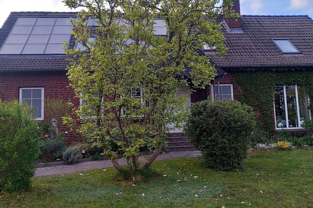 Ganze Wohnung, Komfortable Ferienwohnung am Papensee mit Seeblick, Garten und Spielplatz in Laage, Mecklenburgische Seenplatte