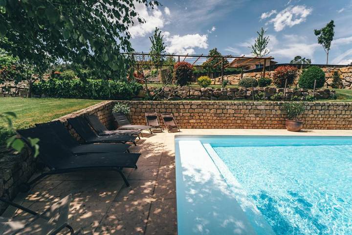 Location de vacances pour 10 personnes, avec vue et jardin ainsi que terrasse et piscine à Labatie-d'Andaure