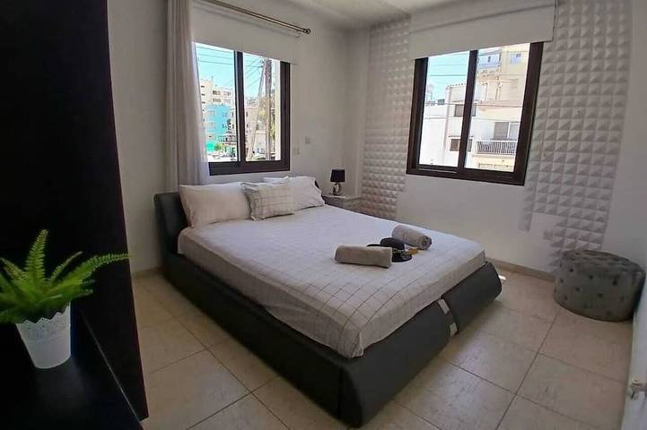 Apartamento entero, Charming 2-bedroom apartment in Larnaca with WiFi and AC in Lárnaca, Distrito de Larnaca