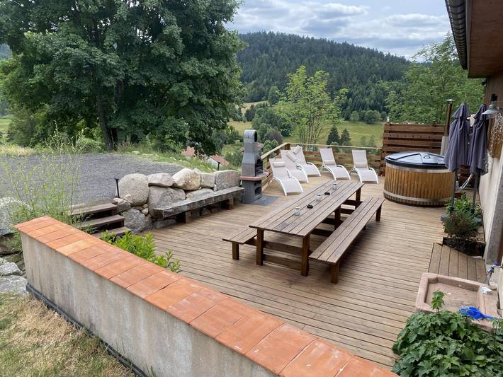 Gîte pour 15 personnes, avec Balcon et Jacuzzi ainsi que Terrasse et Jardin