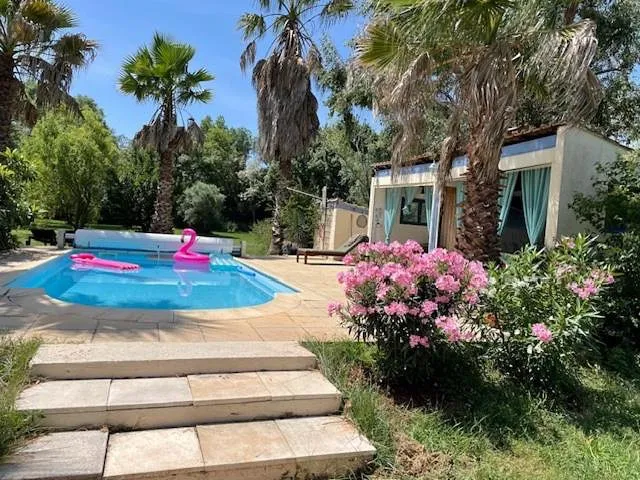 Alojamiento y desayuno para 2 personas, con terraza y vistas además de piscina y jardín - 1