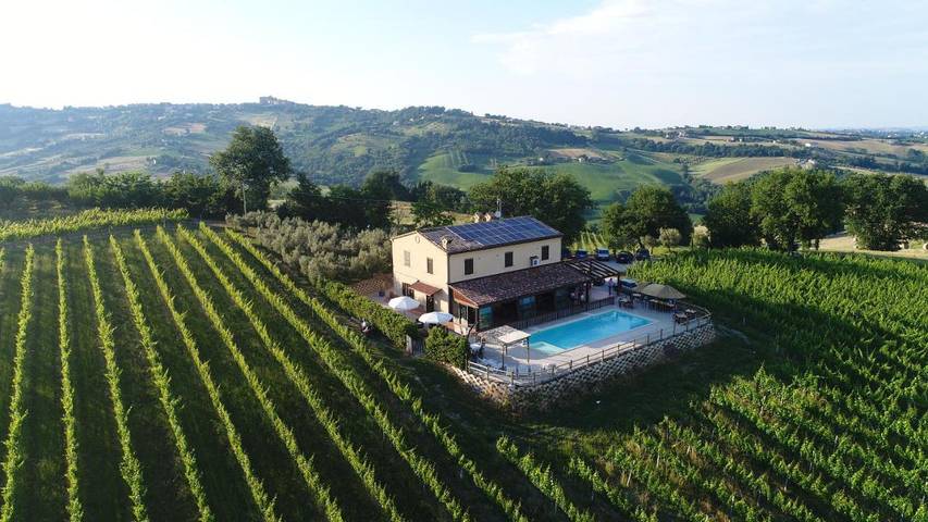 Location de vacances pour 2 personnes, avec Terrasse et Jardin ainsi que Bassin pour enfant et Piscine à Loro Piceno