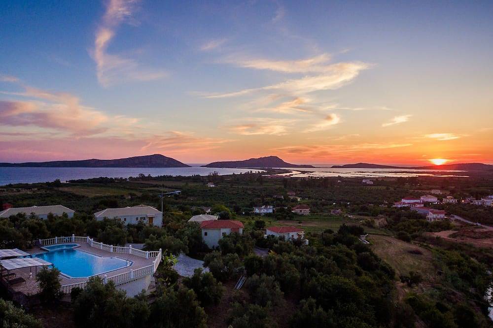 Spacious Villa w/ pool and spectacular views of the Navarino Bay. Pet Friendly ! in Messenien