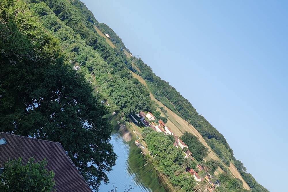 Maison au bord du lac in Saint-Étienne-Cantalès, Région d'Aurillac