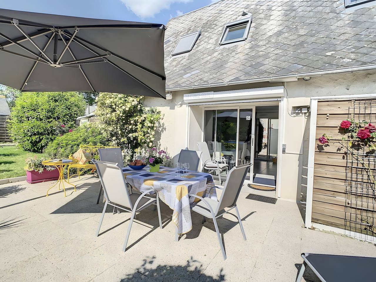 Cottage 'La Grange Soleil' with Private Terrace, Wi-Fi and Air Conditioning in Veigné, Tours Området