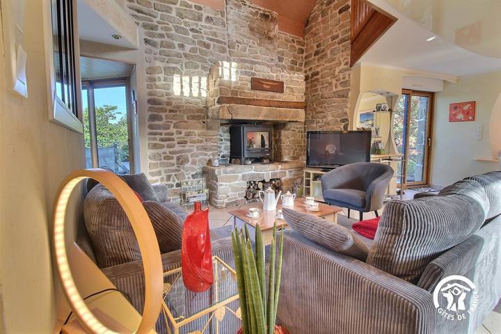 Gîte pour 8 personnes, avec Terrasse ainsi que Jardin et Piscine à Monterblanc - 4