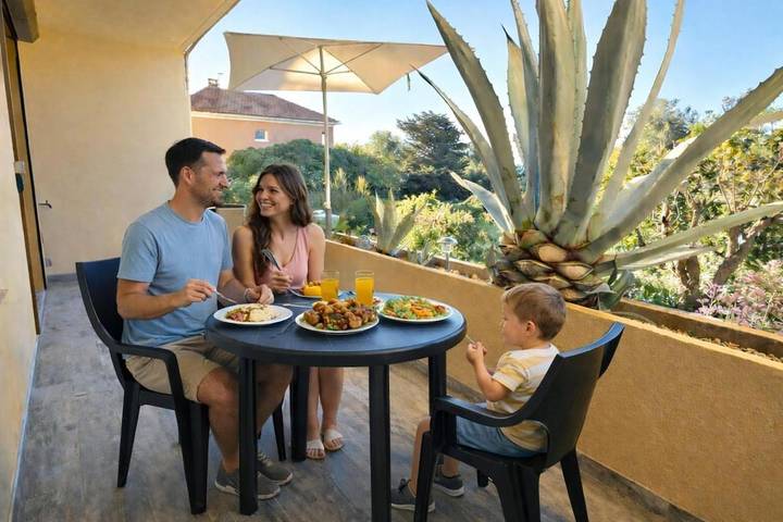 Gîte pour 2 personnes, avec Terrasse ainsi que Jardin et Vue dans Gare De Bandol - 2
