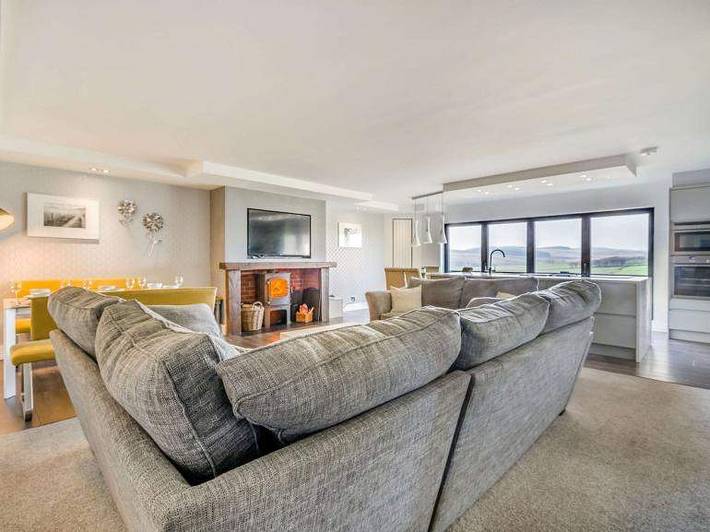 Cottage for 10 people, with garden and hot tub, child-friendly in Scotland