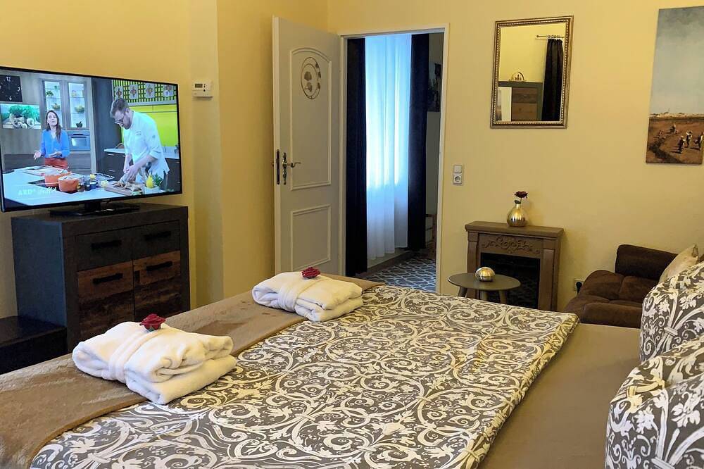 Ganze Wohnung, Villa Warzenburg, Fewo-3 mit Blick auf die Kurpromenade. Urlaub mit Hund. in Friedrichroda, Rennsteig