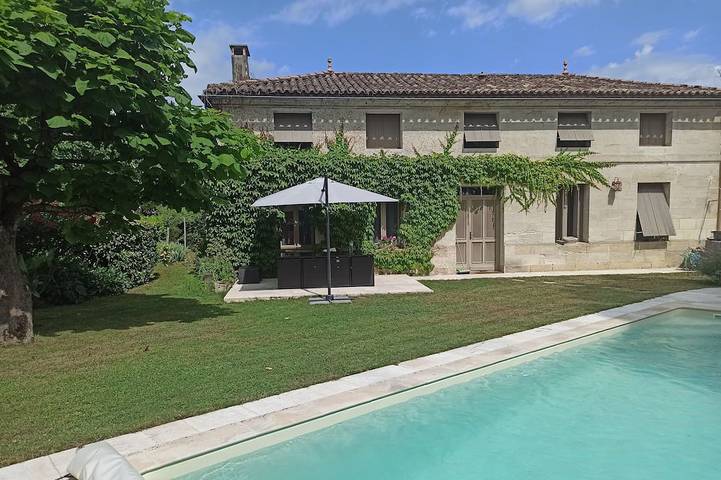 Location de vacances pour 8 personnes, avec jardin à Gardegan-et-Tourtirac