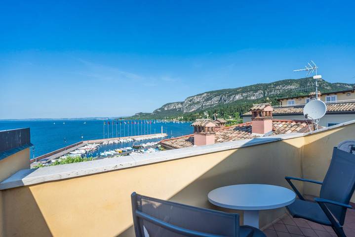 Ferienwohnung für 4 Personen, mit Balkon/Terrasse und Seeblick in Garda - 2