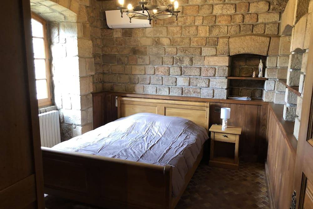 Demeure en pierre de caractère dans un parc de 5Ha offrant  15 couchages et plus in Saint-Apollinaire-de-Rias, Parc naturel régional des Monts d'Ardèche