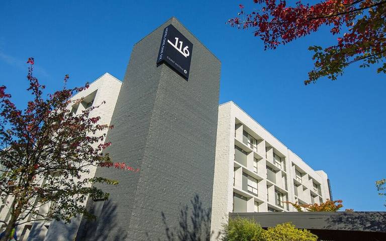 Hotel for 4 people, with pool in Bellevue