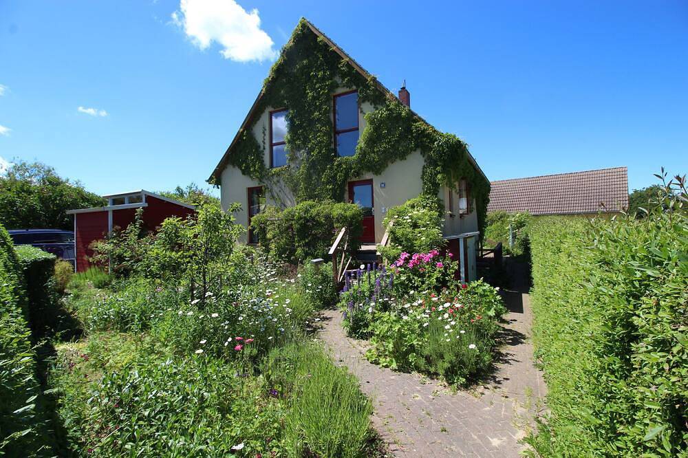 Bio-Ferienhaus, 3Sz, 2Bz, Naturgarten, Sauna , Kamin, Wlan , gerne mit Hund in Schwarbe, Altenkirchen