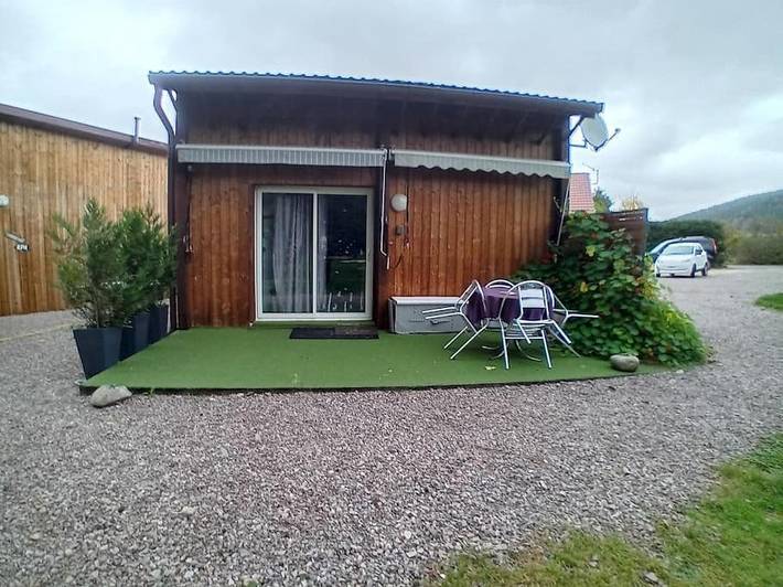 Chalet pour 2 personnes, avec terrasse ainsi que jardin et jacuzzi