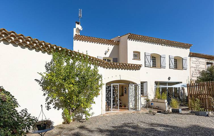 Location de vacances pour 12 personnes, avec piscine ainsi que jardin et terrasse, adapté aux familles à Laurens