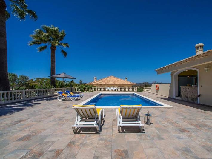 Casa de férias para 4 pessoas, com piscina e jardim e ainda terraço em Bensafrim