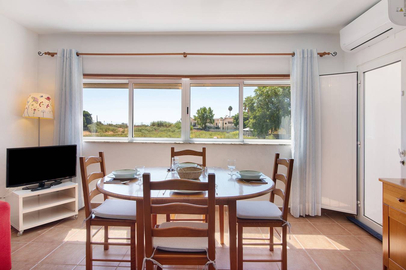 Appartamento intero, Appartamento 'Lota Beach' con balcone e aria condizionata in Praia da Lota, Manta Rota