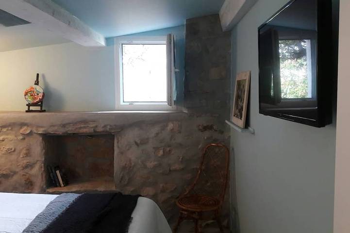 Gîte pour 4 personnes, avec terrasse ainsi que jardin et piscine à Le Castellet - 4