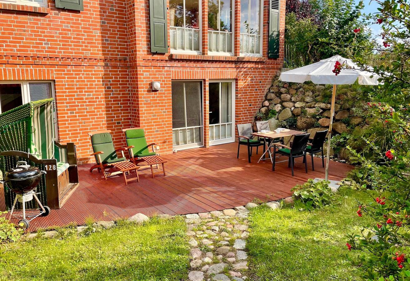 Ganze Ferienwohnung, Ein Steinwurf zum Ostseestrand: Ferienwohnung Martha mit Terrasse in Polchow, Glowe