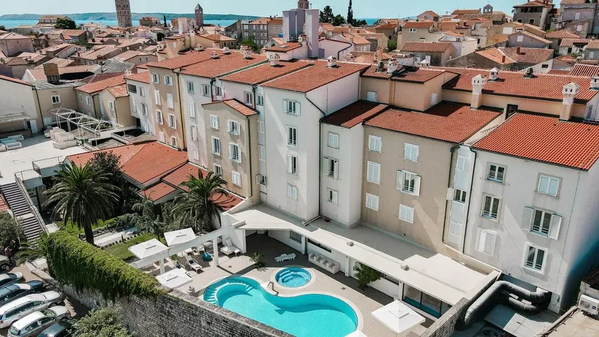 Hotel para 2 personas, con piscina y jardín además de jacuzzi y sauna - 1